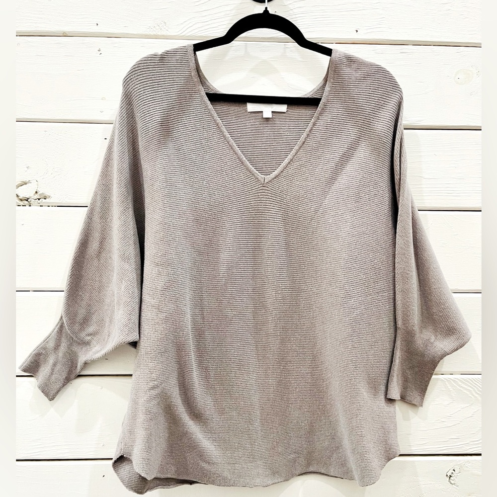 Women’s V- neck quarter sleeve sweater, Size Large